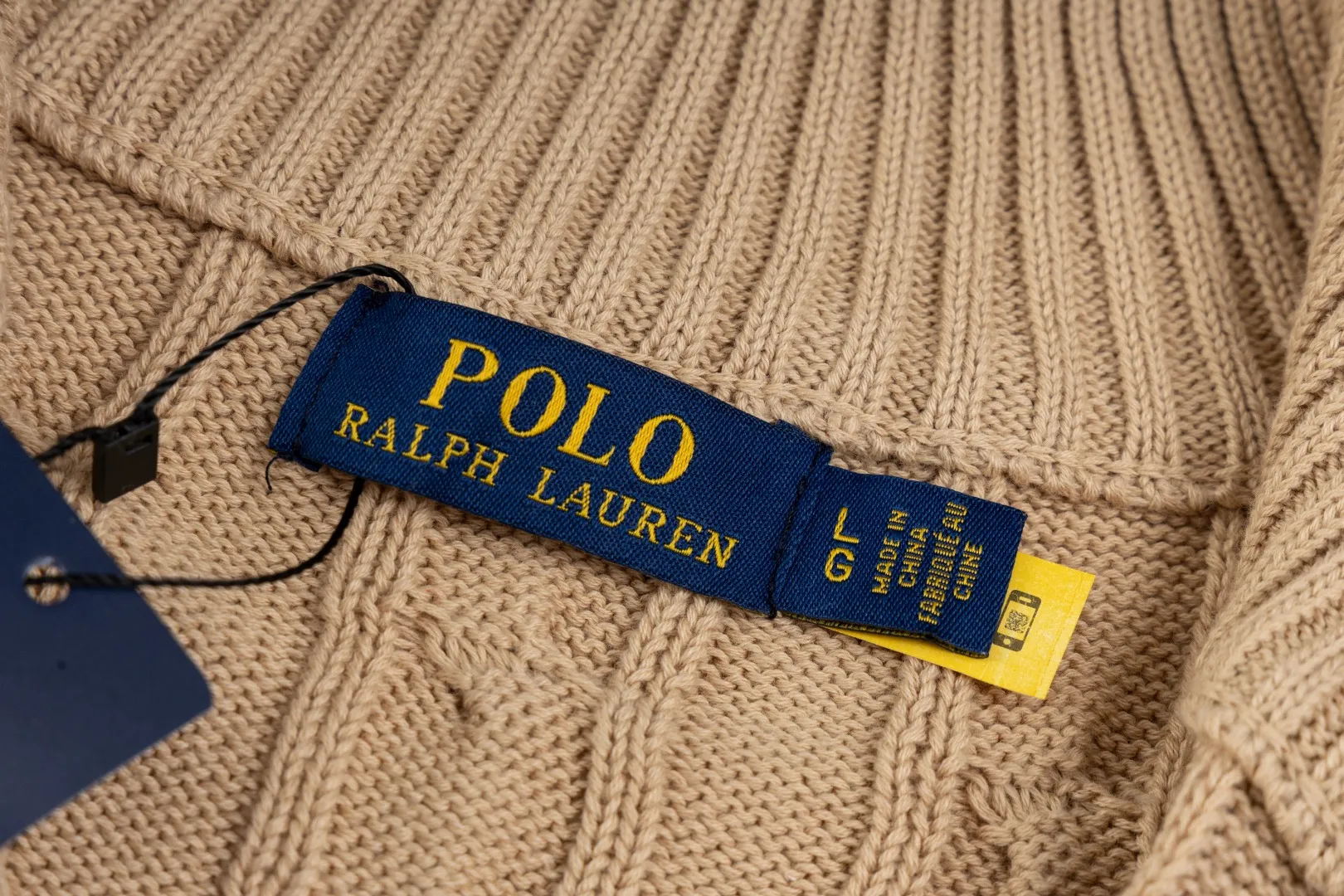 P236 #R92 RALPH LAUREN Ralph Lauren fifteen colors classic small label embroidery logo turtleneck pullover half-zip knitted cable sweater with high-density LOGO embroidery on the chest and original customized tag accessories. Made of pure cotton yarn, pure cotton is skin-friendly and comfortable, small label war horse embroidered twist turtleneck sweater 🐎 high quality, follow the blogger to learn how to wear it! Let’s buy a Ralph Lauren cable sweater. It’s a super hard-to-find series after it became popular. It’s hard to find one on the official website. It’s simple and practical to wear, with a lazy and loose feel. The thickened fabric has more texture, feels soft and delicate, and has a loose fit. Whether worn alone or layered, you can wear different styles of fashion with just one piece!   Size：XS S M L